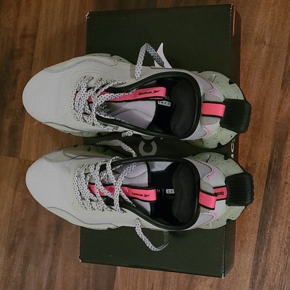 EUC Reebok Sneakers - Picture 4 of 8